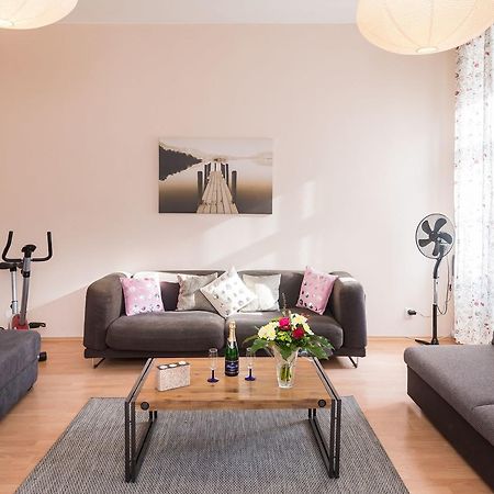 Spacious Apartments In The Heart Of Prag Exteriör bild