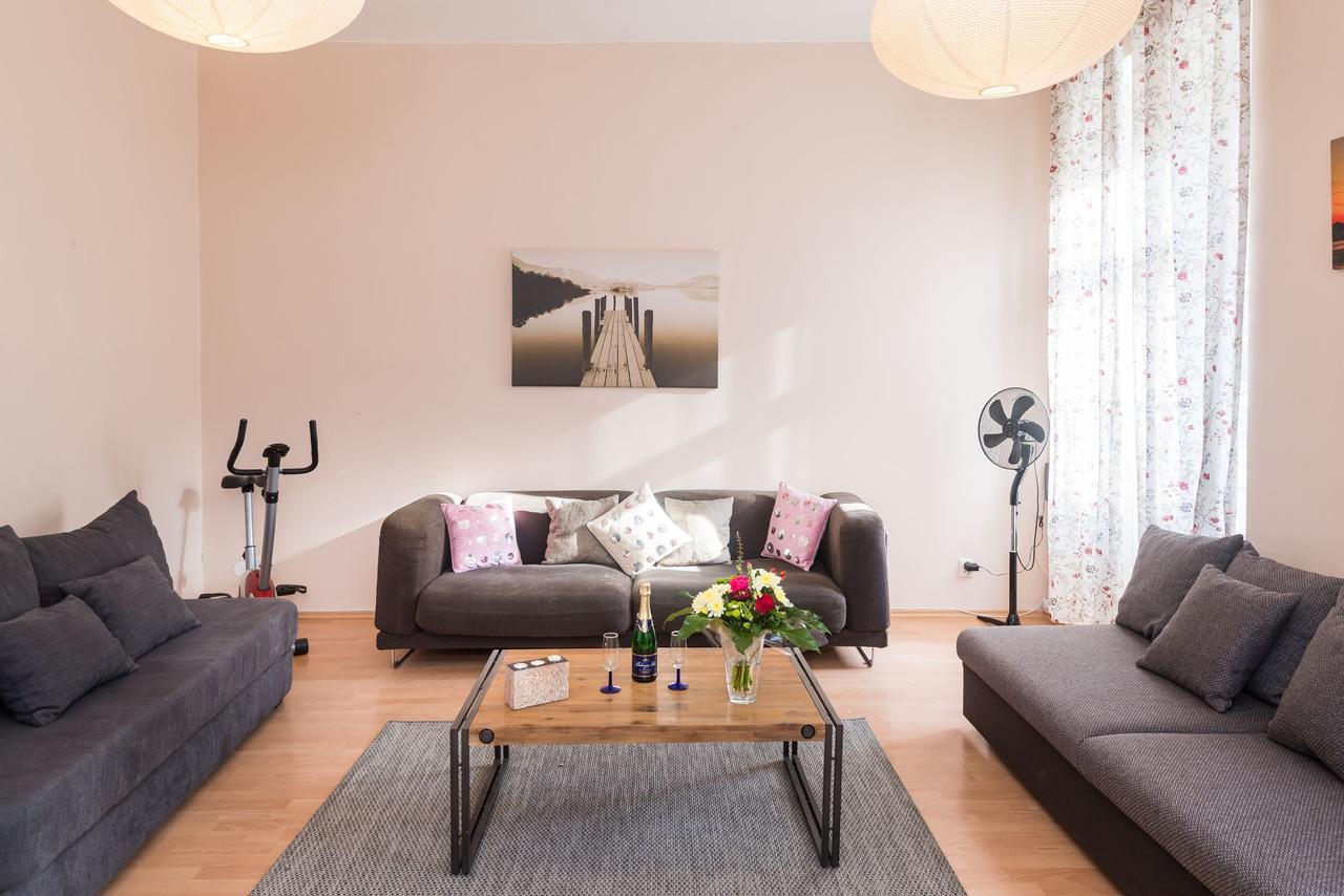 Spacious Apartments In The Heart Of Prag Exteriör bild